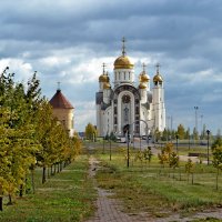 Осень к храму подобралась :: Владимир Рыбак