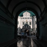 Через арку на Большую Покровскую. :: Олег Грибенников