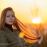 Портрет девушки на закате весеннего дня :: Анатолий Клепешнёв