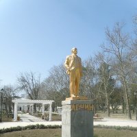 Обновлённая территория у памятника Ленину :: Александр Рыжов