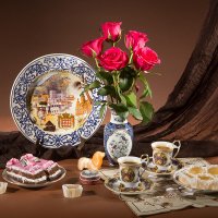 Натюрморт с розами, пирожными и кофе :: Ольга Бекетова