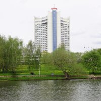 Вид на костиницу " Беларусь"  ( начало мая 2021 ) :: tamara 