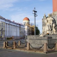 Северная Ростральная колонна со статуей, символизирующей Волгу :: Стальбаум Юрий 