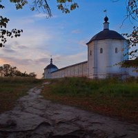 Башни монастыря в вечернем свете :: Евгений 