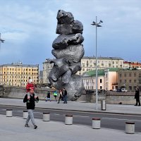 Скульптуру "Большая глина" на Болотной набережной. :: Татьяна Помогалова