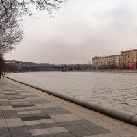 Прогулка по Пушкинской набережной... :: Сергей Кичигин