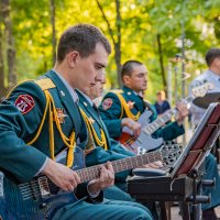 Куда ж теперь без электрогитары в духовом оркестре... :: Юрий ЛМ