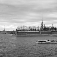 Вид на Петропавловскую крепость с Троицкого моста :: Yurij Katkov