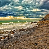 Над морем грозовые облака, на берег накатываются волны :: Владимир Ушаров