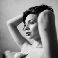 Черно-белый портрет красивой девушки в солнечной студии :: Lenar Abdrakhmanov