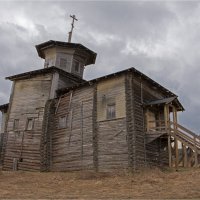 Покосилась бедолага! Памятник русского деревянного зодчества. :: Анастасия Северюхина