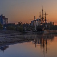Корабль-музей «Гото Предестинация»на восходе :: Сергей Цветков