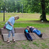 Отдых в парке на скамеечке :: Marina Timoveewa