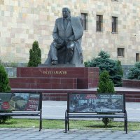 Памятник главному поэту Дагестана :: Елена Даньшина