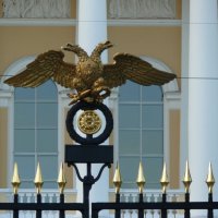 Двуглавый орёл над въездными воротами перед Михайловским дворцом (Русским музеем) :: Стальбаум Юрий 