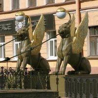 Львы с золотыми крыльями на Банковском мосту через канал Грибоедова :: Стальбаум Юрий 