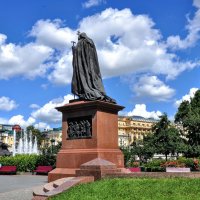 Памятник Патриарху Гермогену :: Анатолий Колосов