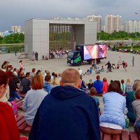 Кинотеатр на открытом воздухе в Марьинском парке :: Сергей Антонов