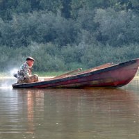 Старый рыбак на старом баркасе :: Валерий Судачок