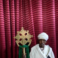 Священник с крестом его церкви. Эфиопия :: Олег Ы