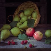 Натюрморт с яблоками и грушами. :: Олег Бабурин