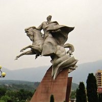 Памятник национальному герою на набережной Терека :: Елена (ЛенаРа)