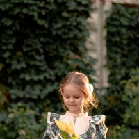 Девочка с букетом из листьев. :: Юлия Кравченко