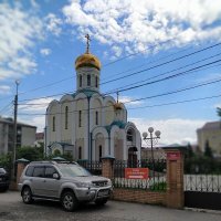 Автомобиль на фоне церкви :: Юлия Маслова