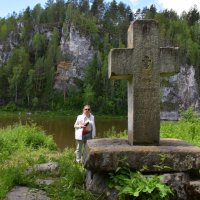 Демидовский крест на фоне камня Писаного :: Александр Рыжов