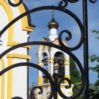 Ограда Церкви царственных страстотерпцев :: MarinaKiseleva 