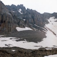 ПО ВЫСОКИМ ГОРАМ, озеро покрыто льдом. :: Виктор Осипчук