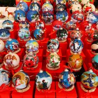 Ёлочные украшения на рождественском базаре :: Nina Yudicheva