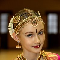 Девочка в индийском костюме. :: Александр Дмитриев