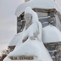 Ильич в снежной шубке. :: Николай Рубцов