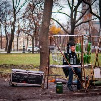 Музыкант Федор Григорьев и его бутылофон в Александровском парке :: Магомед .