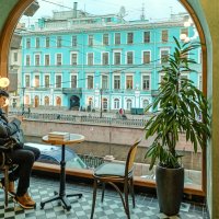 Какое наслаждение -- уединиться с любимыми книгами у витрины с петербургскими панорамами :: Стальбаум Юрий 