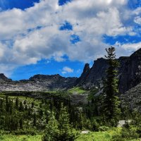 Спящий Саян и висячий камень :: Роман Крапивный