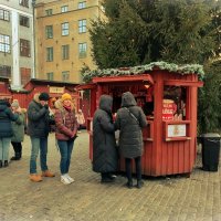 Выпить горячего Glögg (глинтвейна) с перечным печеньем  Стокгольм Швеция Рождественская ярмарка :: wea *