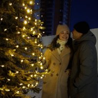 Красивая пара у новогодней елки :: Дарья Малашенко