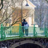 Молодая влюблённая пара на мосту :: Алексей Булак