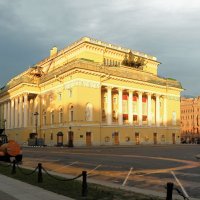 Александринка ранним летним утром :: Стальбаум Юрий 