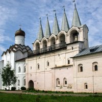 звонница, Покровская церковь и казённые кельи :: Valentin Orlov