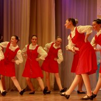 Танцуют наши девчонки... :: Нэля Лысенко