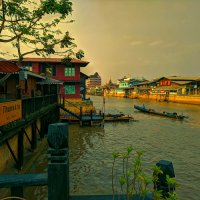 "Улочка" городка Ньяунгшве, впадающая в озеро Инле. Мьянма :: Олег Ы