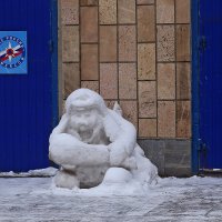 Ледяная мартышка в снегу :: Юрий Гайворонский
