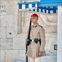 Бравый греческий солдатик. :: Валерий Готлиб