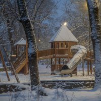 Вид на детскую площадку во время лёгкого снегопада в период вечерних сумерек. :: Константин Бобинский