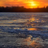 Последний лед на Волге или вечерняя прогулка по набережной :: Владимир Жуков