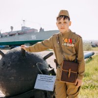 9 Мая. Мальчик в военной форме. Военная техника :: Евгений Николаев