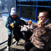 Две женщины ели булочку с бананом))) :: Борис 
